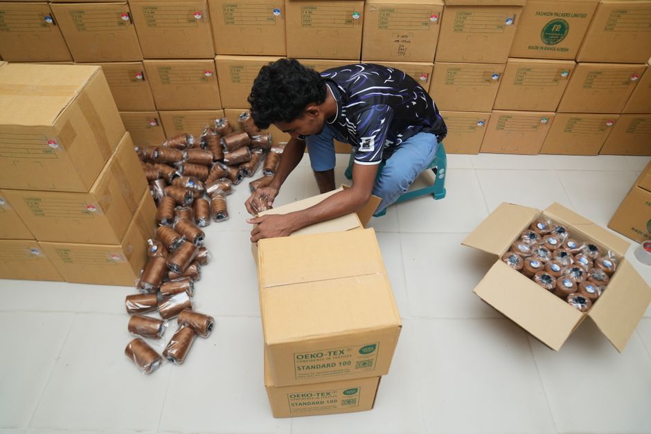 sorting warehouse packages conveyor