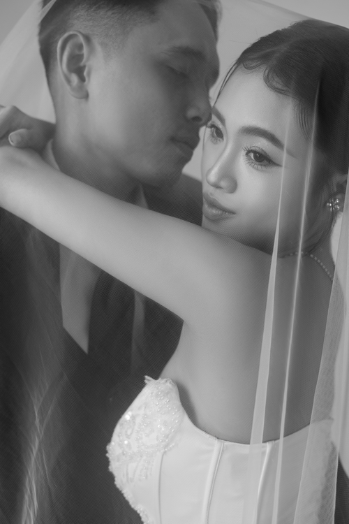 Free Intimate black and white portrait of a bride and groom on their wedding day. Stock Photo