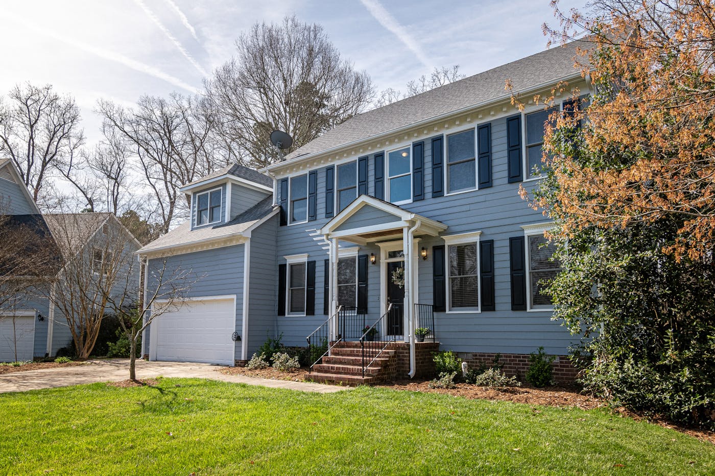 منزل مضاء بالشمس مع نوافذ نظيفة وكبيرة