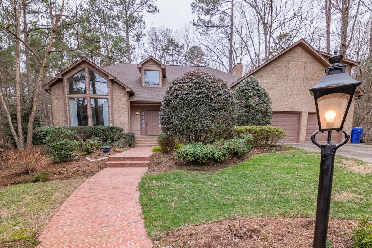 Interior nórdico claro con textiles naturales y pocos objetos