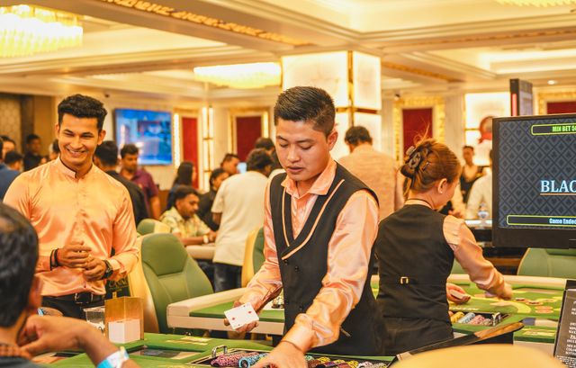 Online Casino Turnier mit Spielern am Laptop