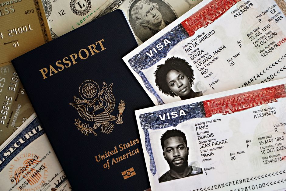 Primer plano de un pasaporte estadounidense con visados y billetes, que simboliza los viajes internacionales y la inmigración.