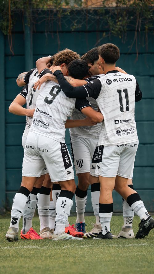 Free A group of young soccer players huddle in celebration on the field, showcasing teamwork and unity. Stock Photo