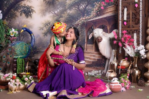 Free A joyful Indian mother and child in vibrant attire celebrating traditional culture. Stock Photo