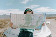 一名妇女在美国加利福尼亚州风景秀丽的沙漠中旅行时拿着地图