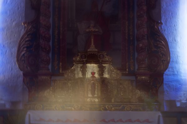 Retable baroque doré, flouté dans une église française