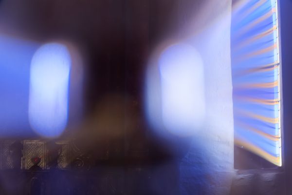 Lumière floutée et abstraite filtrant par deux fenêtres, dans une nef sombre
