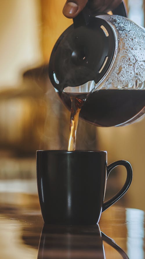 bir fincan kahve, demleme kahve, demlenmiş kahve içeren Ücretsiz stok fotoğraf