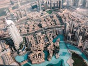 这张令人惊叹的鸟瞰图以迪拜的标志性天际线和建筑为特色，展现了其现代城市设计