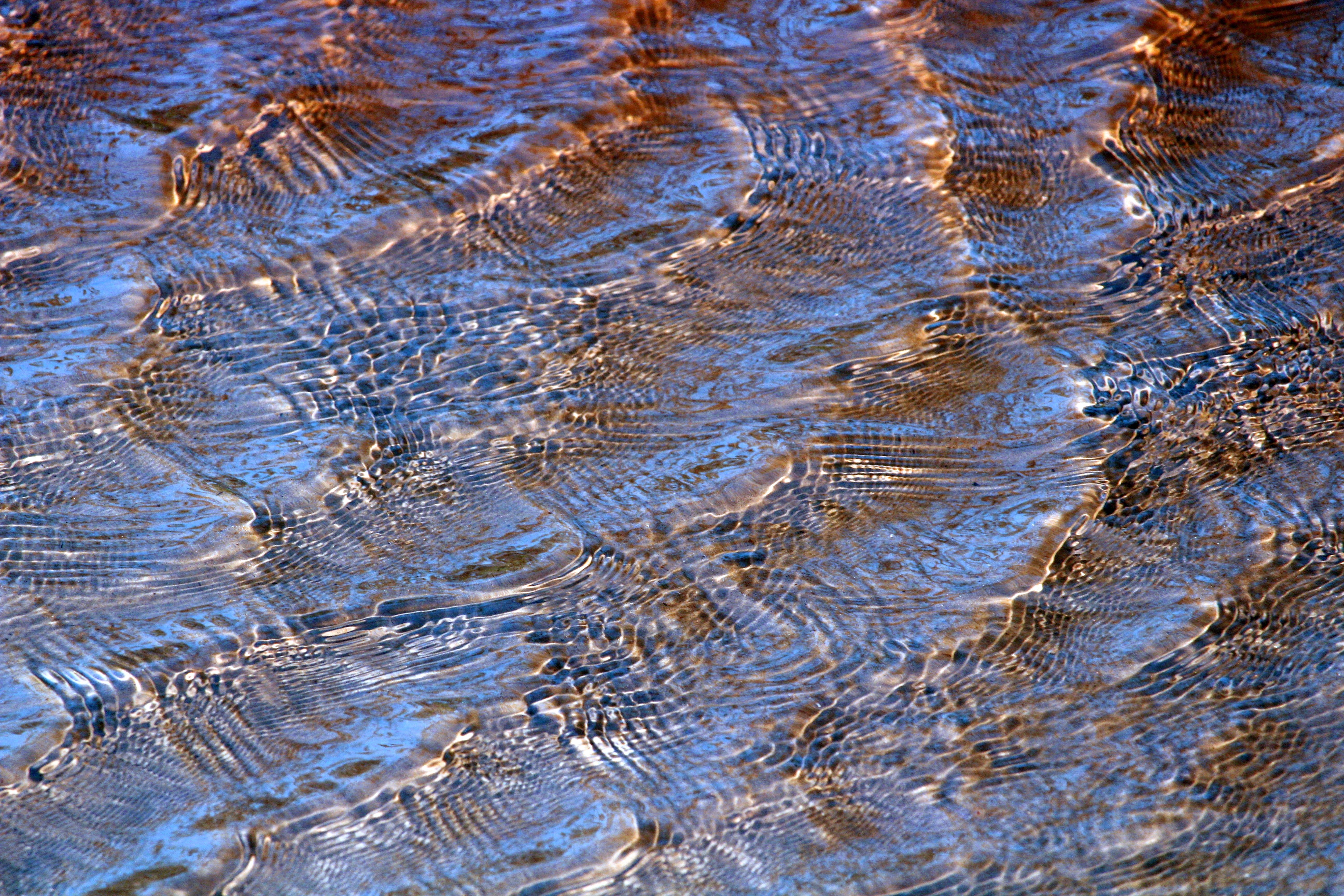 Ripples in water create abstract reflections, capturing nature's beauty in Paraná, Brazil.