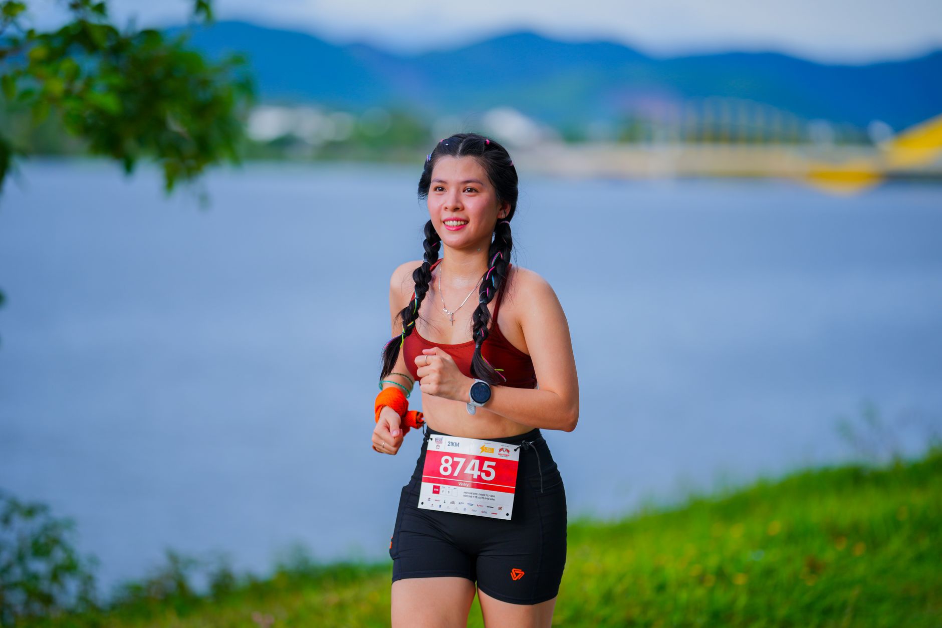 កីឡាករធ្វើលំហាត់ស្ទុះរត់ឆ្លងកោណពណ៌ទឹកក្រូចនៅទីលានបាល់ទាត់ពេលរសៀល