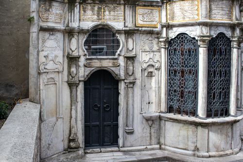 Free Intricately carved marble doorway in İstanbul showcasing Ottoman architectural details. Stock Photo