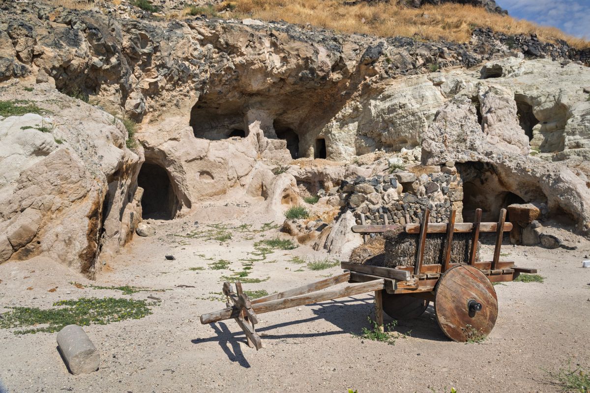 Elmas ve kıymetli taşlarla dolu ahşap bir maden arabası