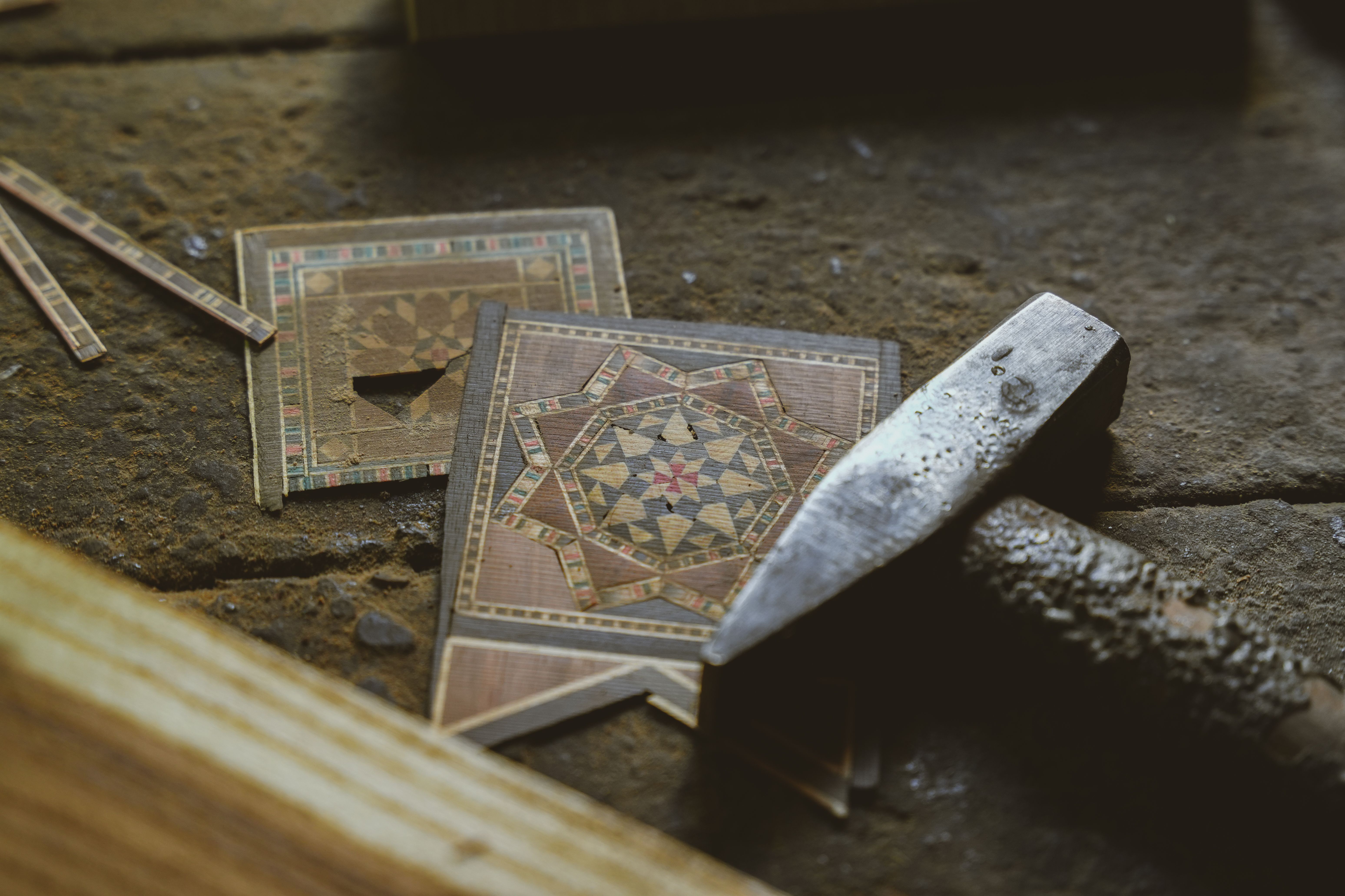 Detalle de carpintería artesanal en madera noble