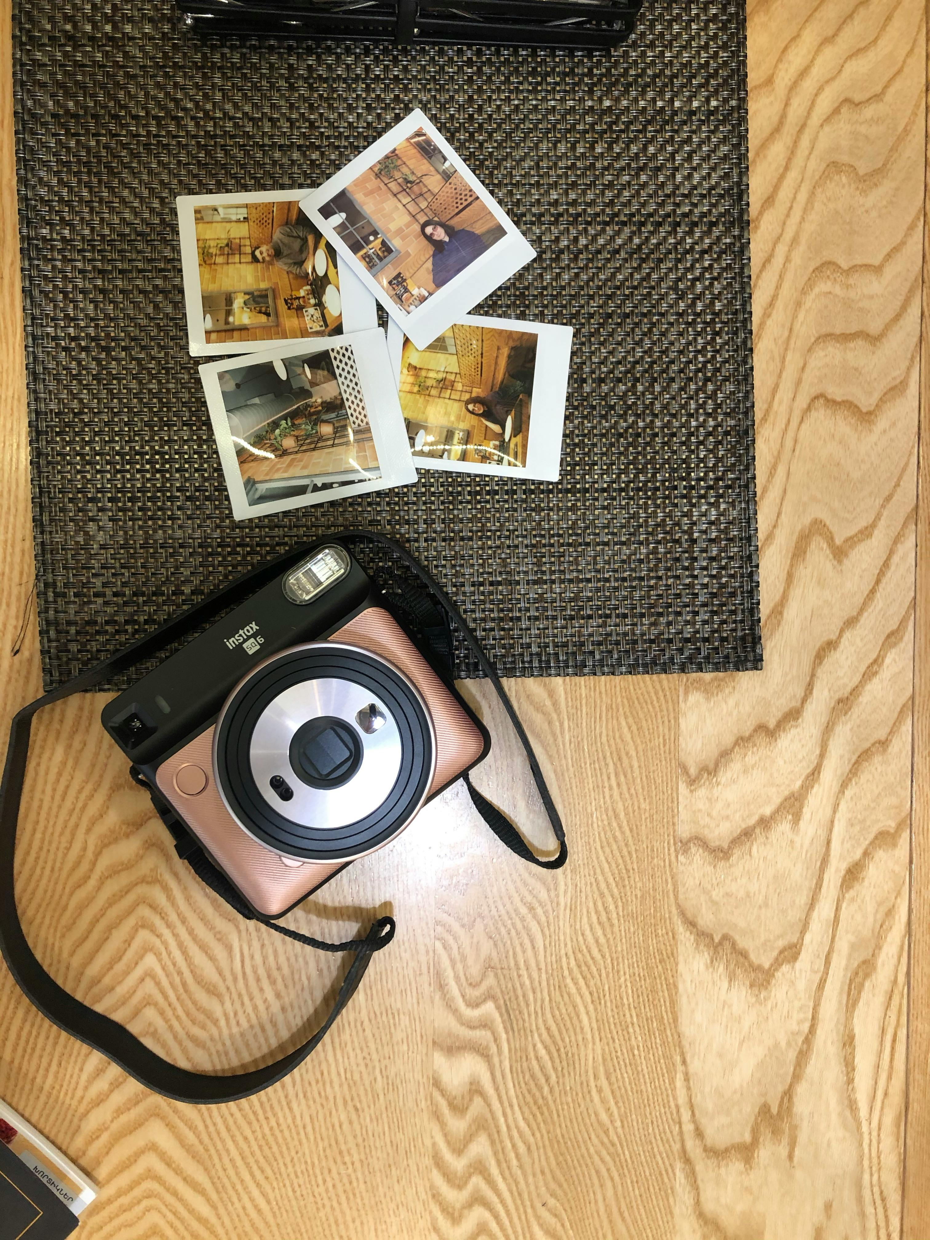 Жінка вимикає світло в кімнаті