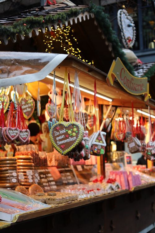 Free Zürich Christmas market stall with gingerbread hearts and festive treats. Stock Photo