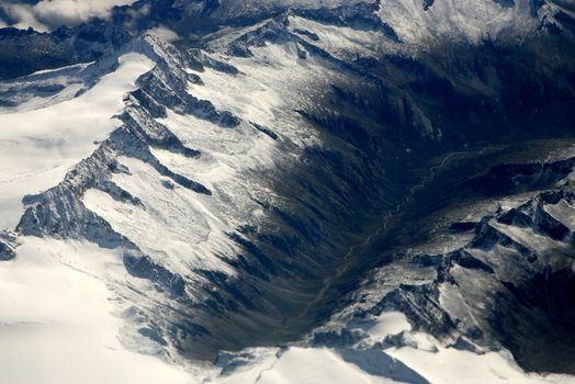 瑞士富纳冬季积雪覆盖的山脉的雄伟鸟瞰图