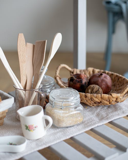 Witte Keramische Mok Naast Helderglazen Pot Op Bruin Houten Tafel