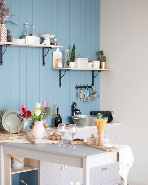 Free A well-organized modern kitchen featuring open shelves and vibrant decor. Stock Photo