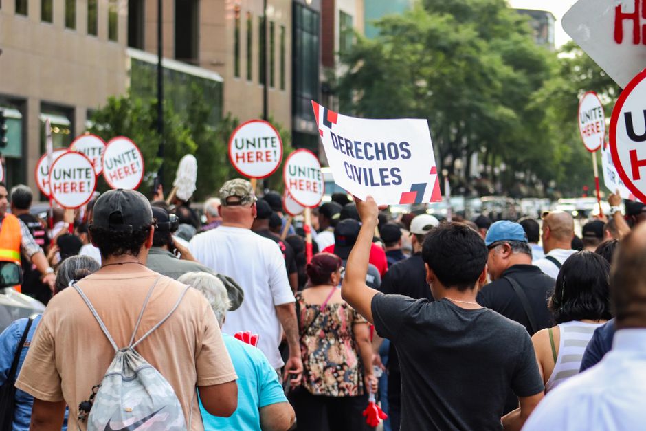 Protesta en Chicago en defensa de los derechos de los trabajadores, la unidad y la igualdad.