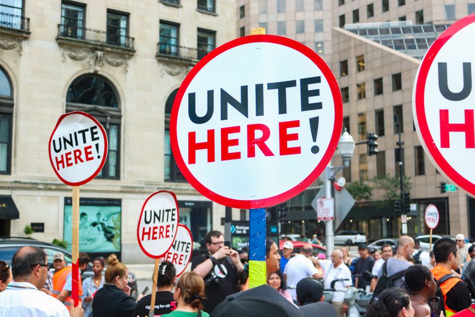 Activa manifestación sindical en el centro de Chicago en defensa de los derechos y la unidad de los trabajadores.