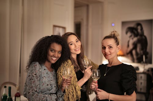 Darmowe zdjęcie z galerii z czarna kobieta, grupa, kieliszki do wina