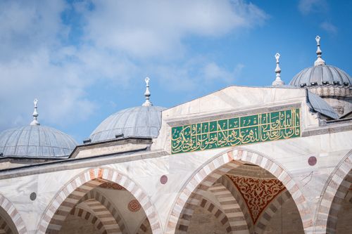 Free A stunning view of the courtyard domes and intricate arches of an Ottoman mosque in İstanbul, Turkiya. Stock Photo