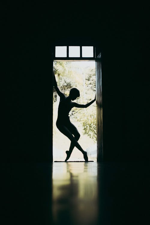 Silhouette Der Frau, Die Durch Die Tür Tanzt