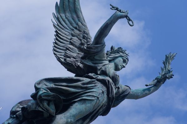 Statue en bronze d'une figure ailée de la Liberté tenant une chaîne brisée, à Bordeaux
