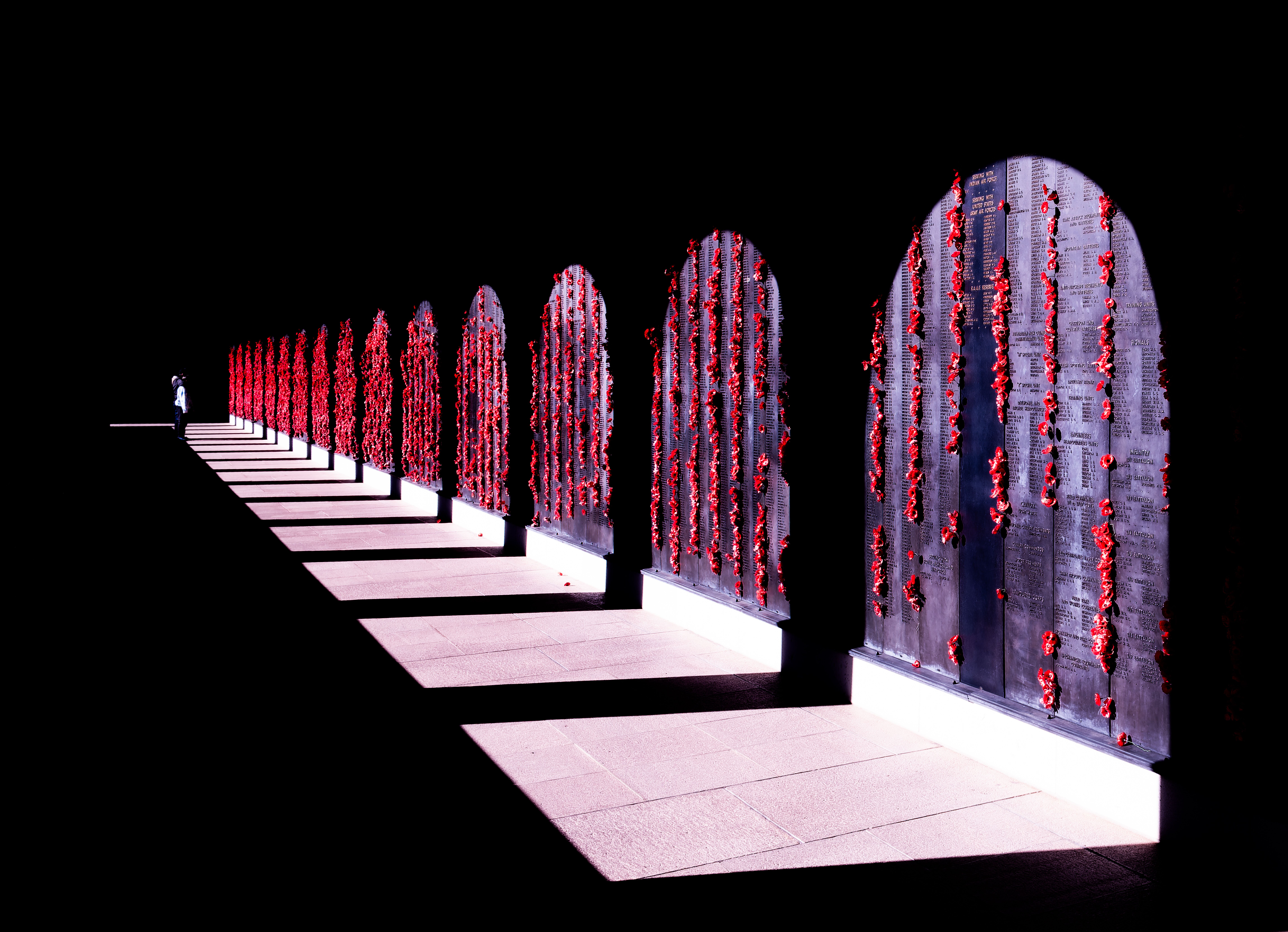 Stijlvolle spiegelwand in hal voor modern decor.