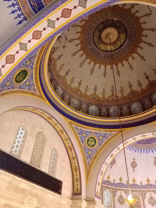 Free Detailed interior shot of a mosque's ornate dome and arches showcasing intricate patterns. Stock Photo