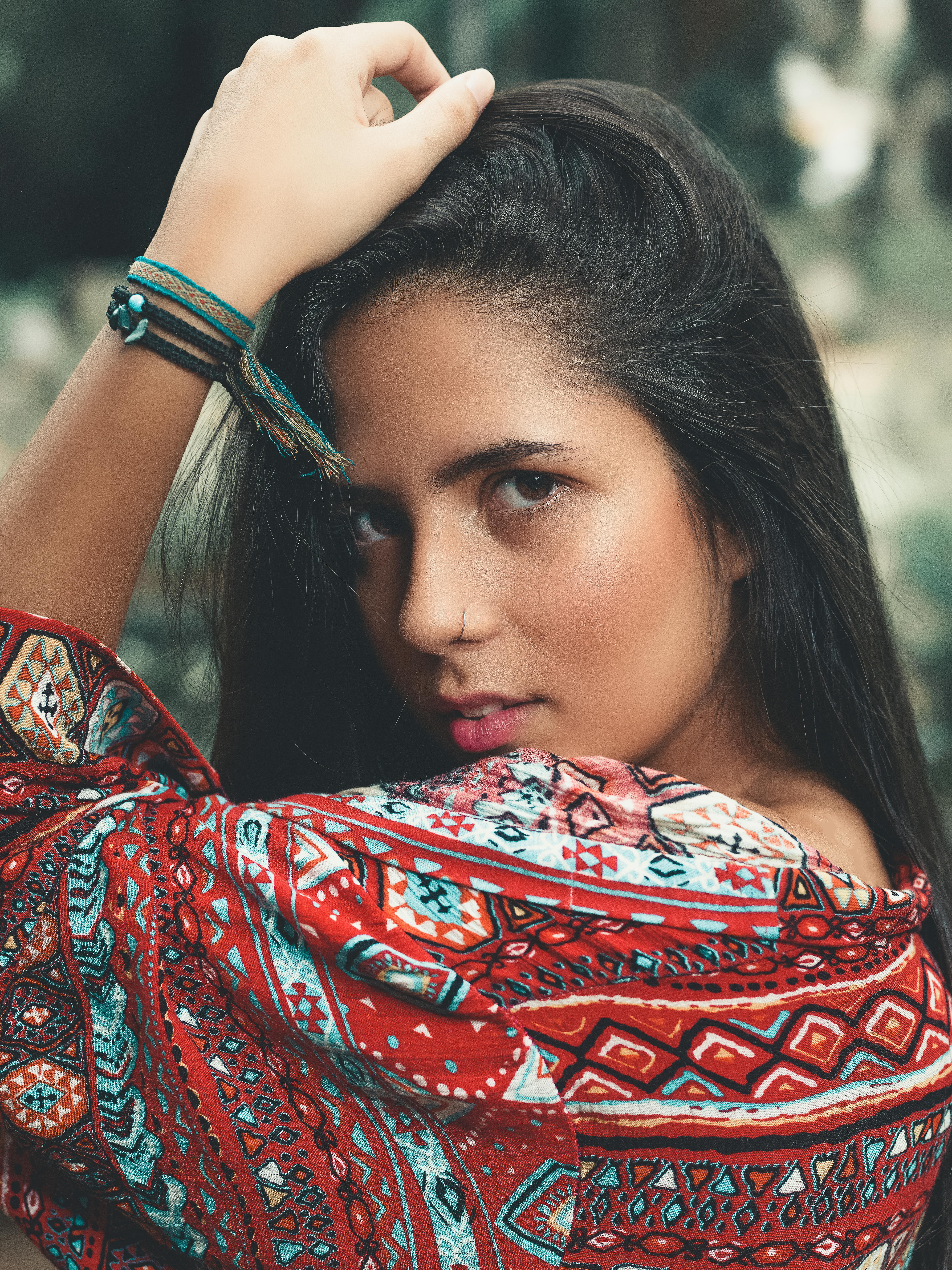 gratis Vrouw In Rood En Wit Bedrukte Jurk Stockfoto