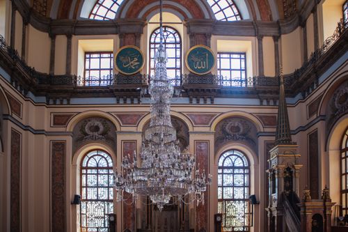 Free Elegant interior of an İstanbul mosque with intricate chandeliers and calligraphy. Stock Photo