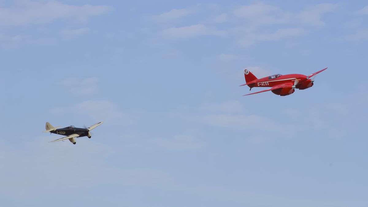 Aviatrix Geliştirme Süreci'ni simgeleyen gökyüzünde yükselen küçük uçak