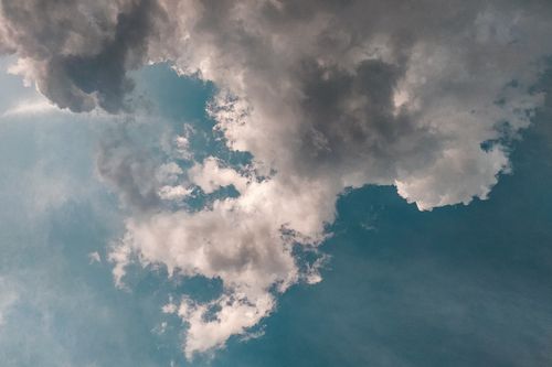 Free A mesmerizing view of fluffy clouds against a bright blue sky, creating a tranquil and scenic atmosphere. Stock Photo