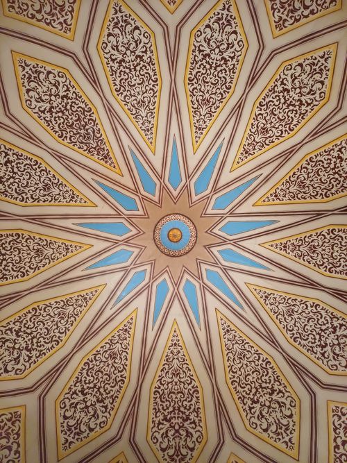 Free Intricate ceiling with geometric patterns and vibrant colors, showcasing Islamic art intricacy. Stock Photo