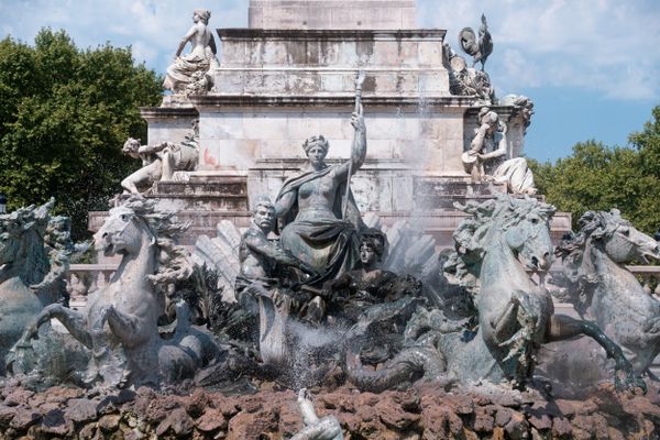 Statue de la fontaine du monument aux Girondins, sculptures et éclaboussures, à Bordeaux