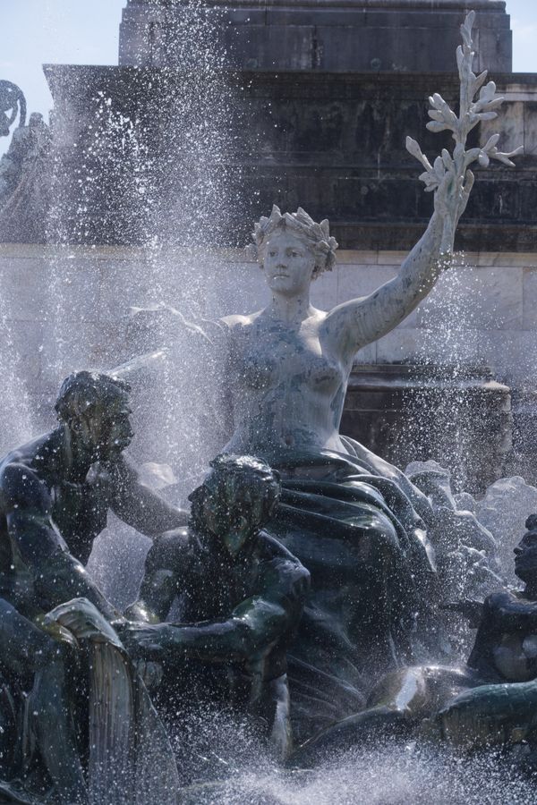 Figure en bronze couronnée de laurier s'élevant de la fontaine des Girondins, à Bordeaux