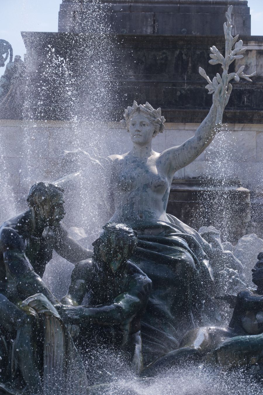Figure en bronze couronnée de laurier s'élevant de la fontaine des Girondins, à Bordeaux
