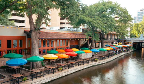 Parasols des terrasses le long du River Walk à San Antonio