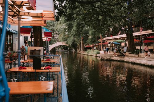 Free Charming riverside dining scene at San Antonio River Walk with evening ambiance. Stock Photo