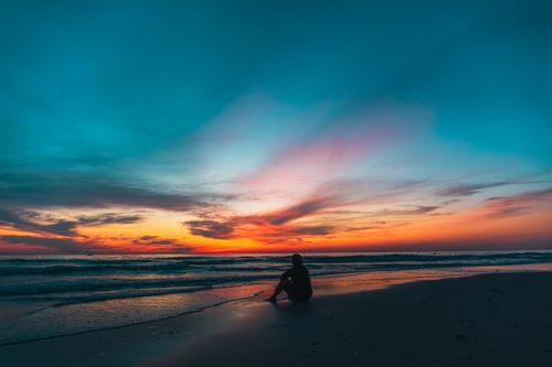 Free Person sitting by the sea at sunset in Quảng Trị, Vietnam, capturing serene beauty. Stock Photo