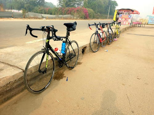 bisiklet sürmek, bisikletçiler, karayolu boyunca seyir içeren Ücretsiz stok fotoğraf