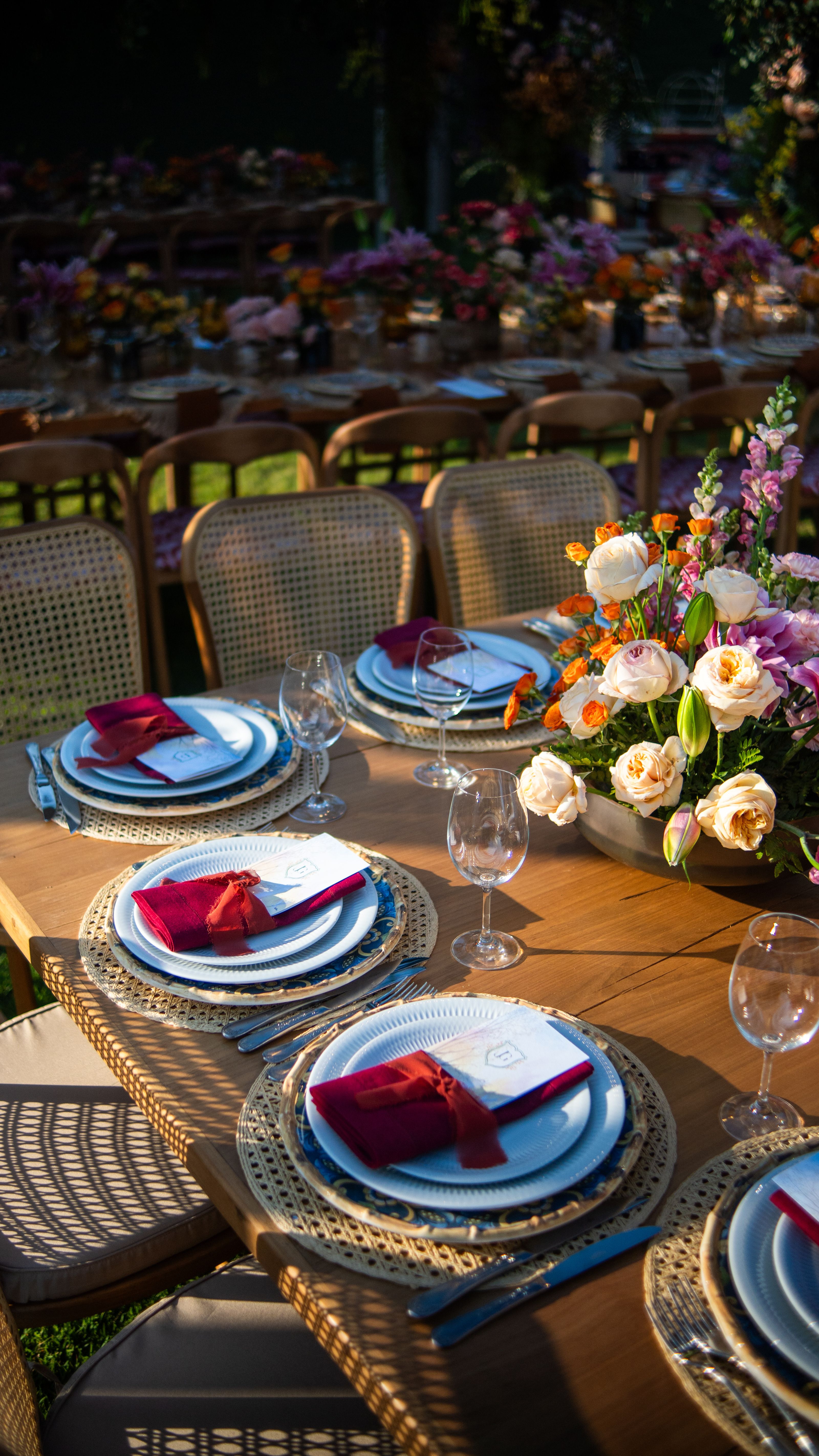 Linda decoração de mesa ao ar livre com arranjo floral central, perfeita para casamentos ou celebrações.