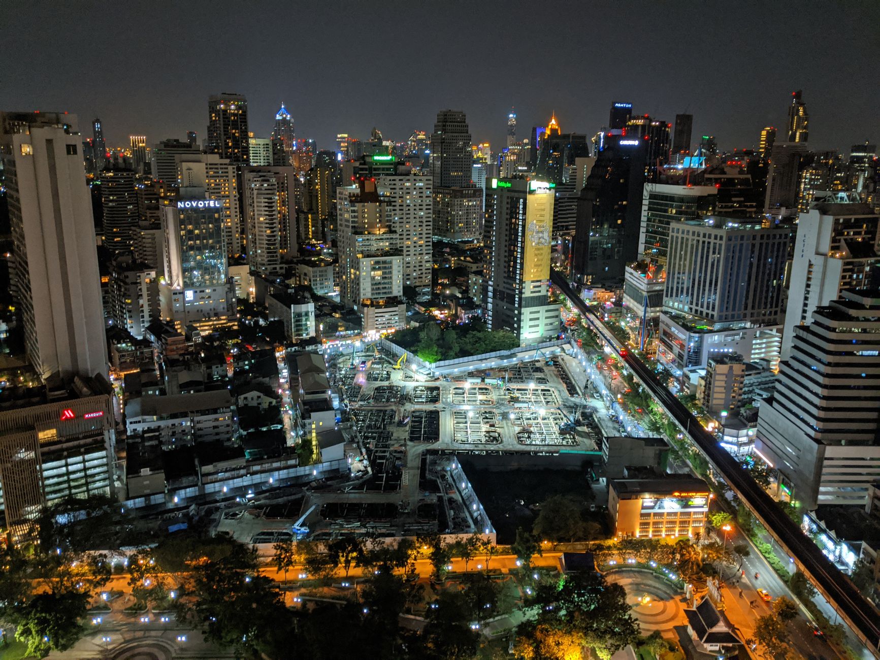 Executive club lounge at dusk with Bangkok skyline through floor-to-ceiling windows
