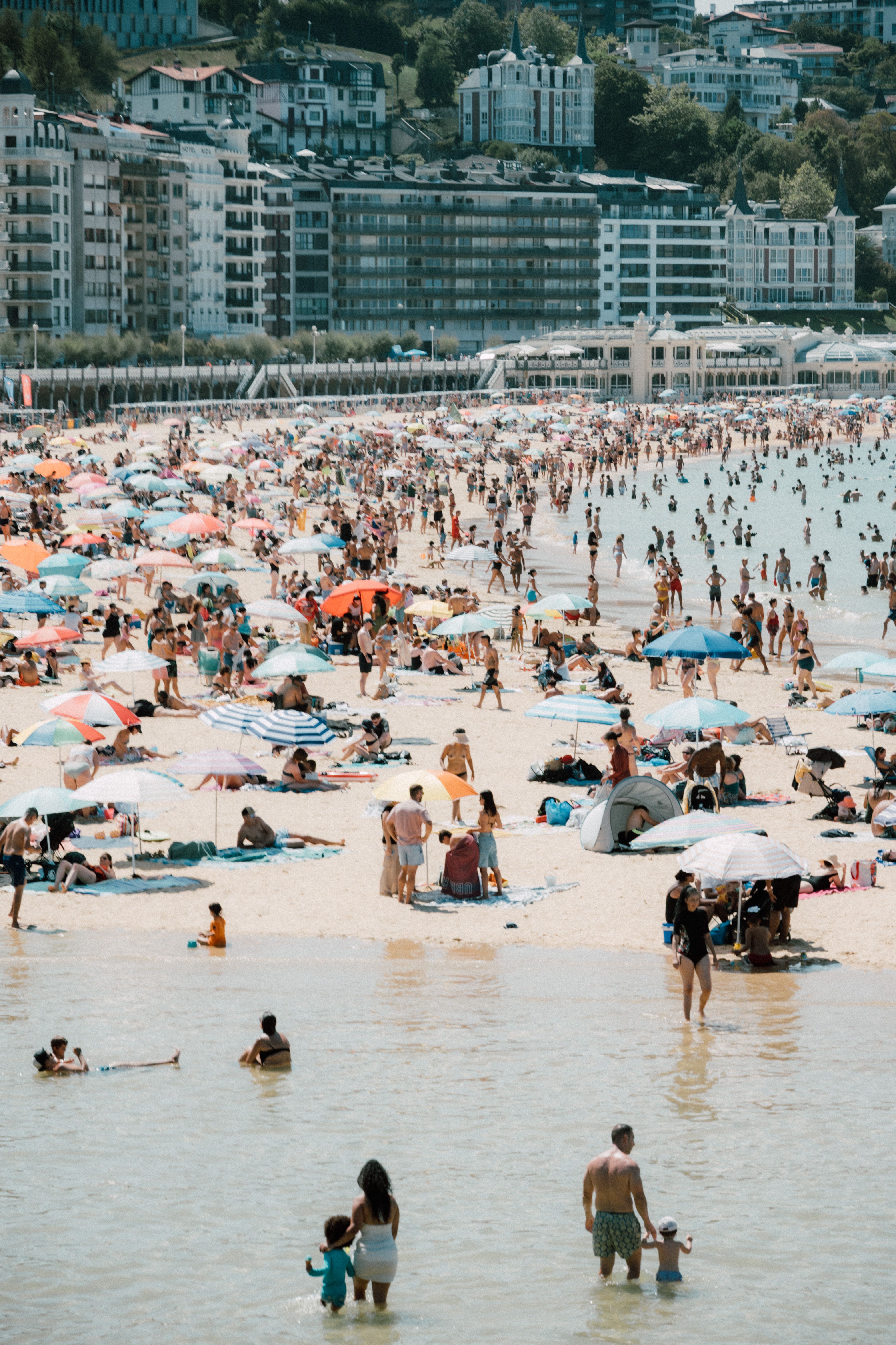 Fotomural La gente disfruta de un día soleado en la playa de La Concha en San Sebastián, España.