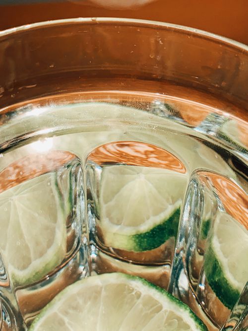 Free Close-up of fresh lime slices in a glass of water, reflecting freshness and refreshment. Stock Photo