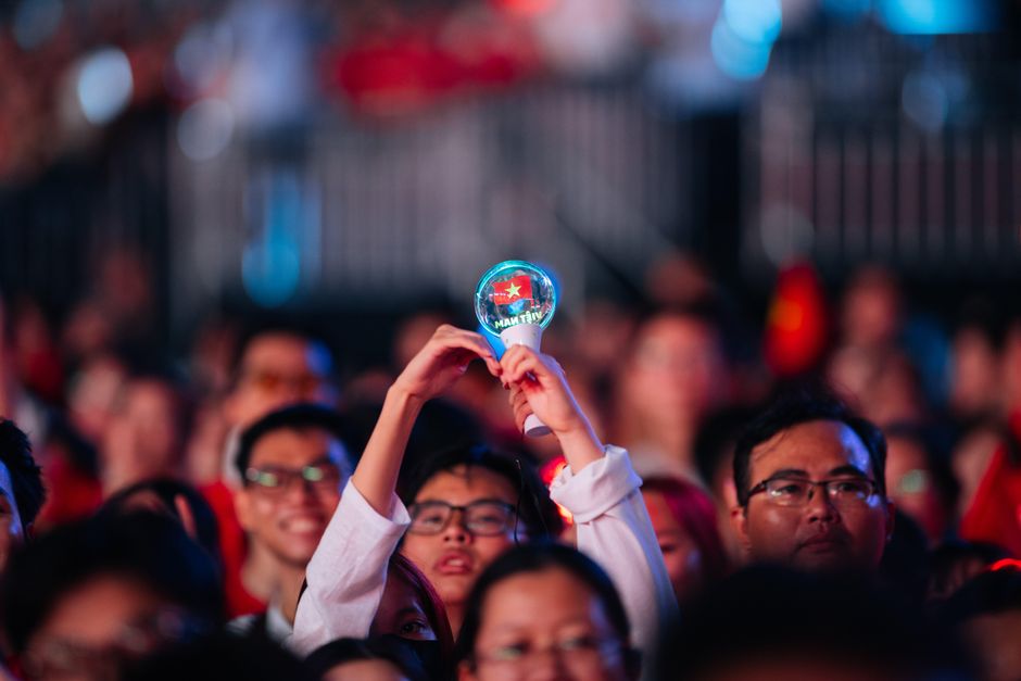 kpop fans cheering light stick concert