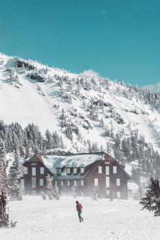 雪山小屋在宁静的风景中，构成了一幅如画的冬季场景