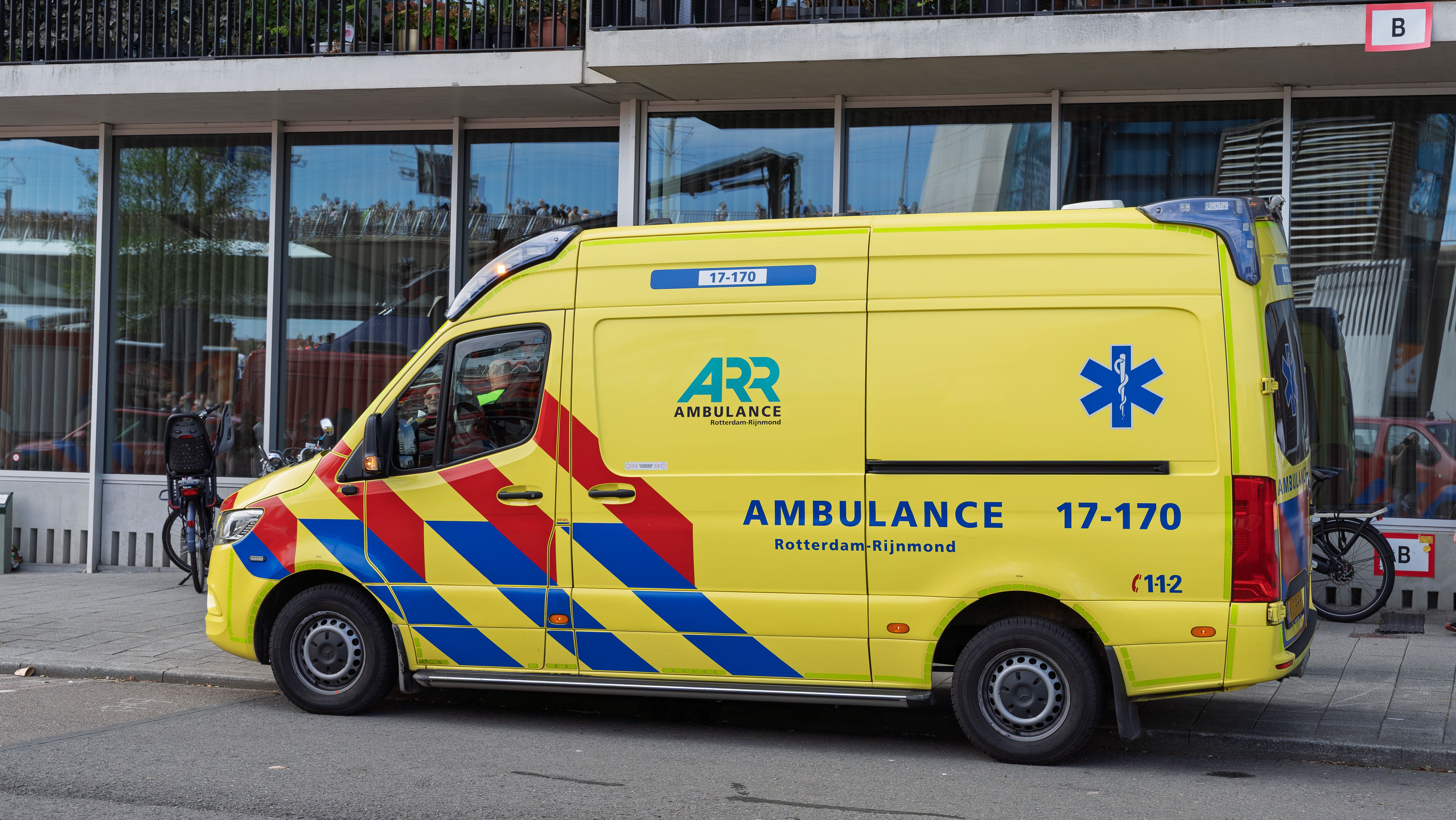 Rotterdam'da bir cadde ve park halindeki araçlar